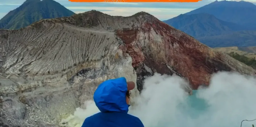 Ijen Private Tour with view of Ijen Crater and volcanic lake